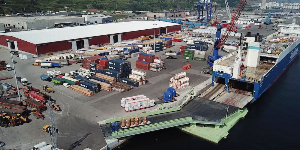 puerto Bilbao zona Toro y Betolaza contenedores carga ro-ro