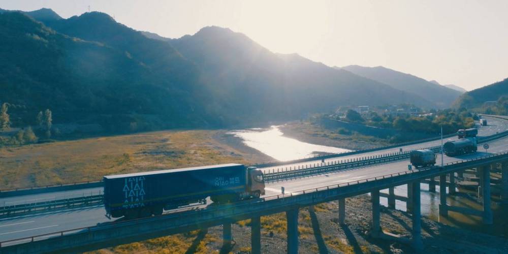 camion cainiao alibaba en autopista