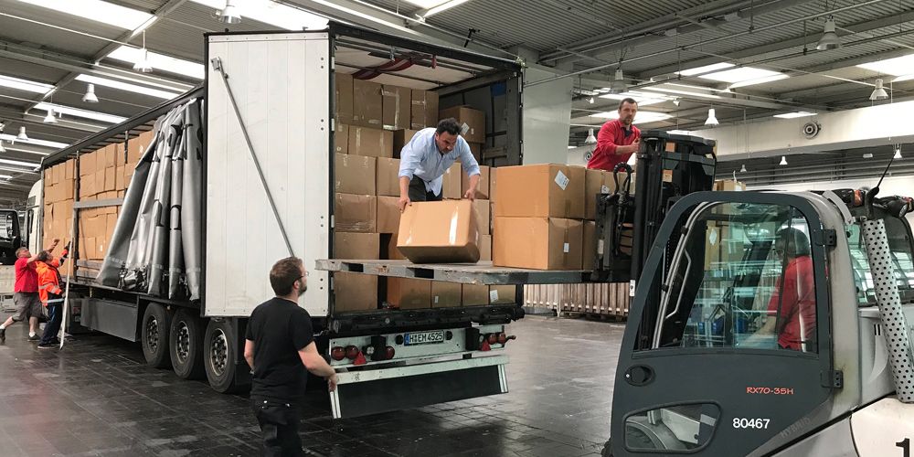 carga-descarga-camion-cajas-con-carretilla-parte-trasera-en-almacen-empleo-transporte-distribucion- carga-descarga-camion-cajas-con-carretilla-parte-trasera-en-almacen-empleo-transporte-distribucion-