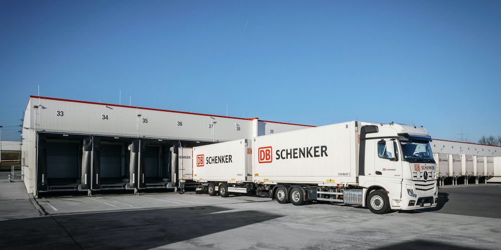 DB Schenker megatrailer Mercedes aculado