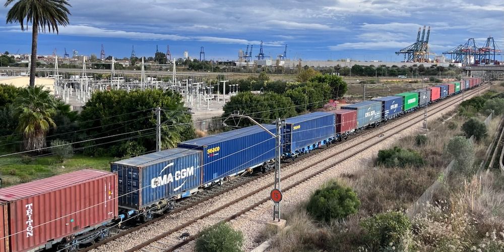 Tren con contenedores puerto Valencia