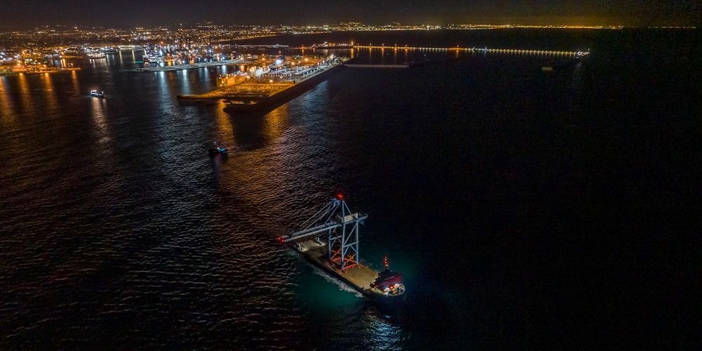 Traslado grua Valencia Gijón APM Terminals buque navegando noche