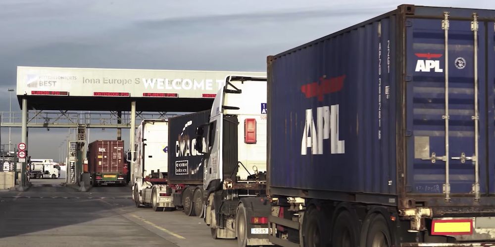 camiones contenedores acceso viario puerto barcelona