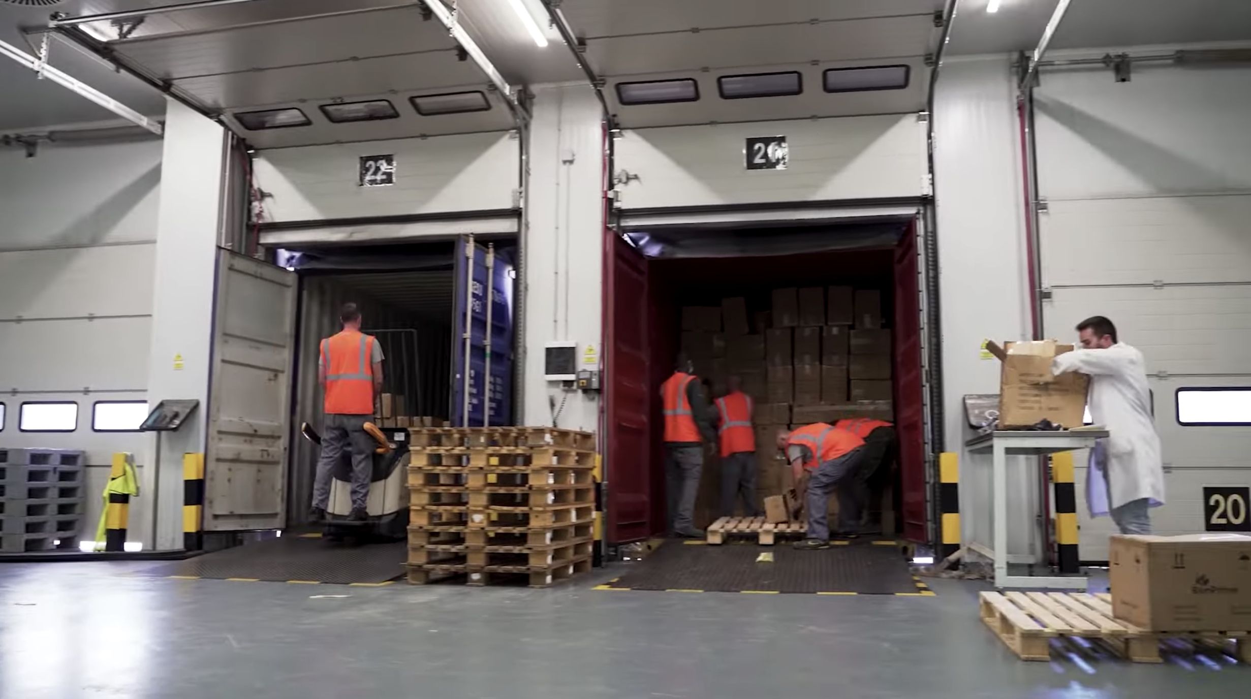 carga descarga camiones traspaleta desde interior almacen muelle