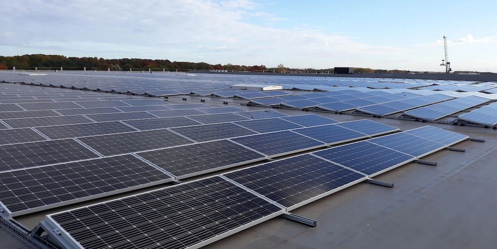 paneles solares en el techo de un almacen de ceva logistics fuente ceva logistics