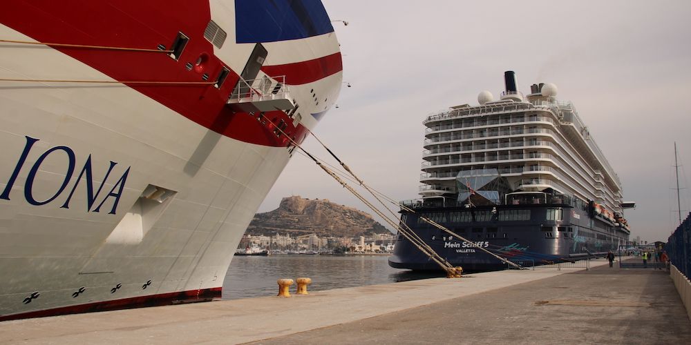 amarre cruceros atracados puerto alicante fuente twitter AP alicante