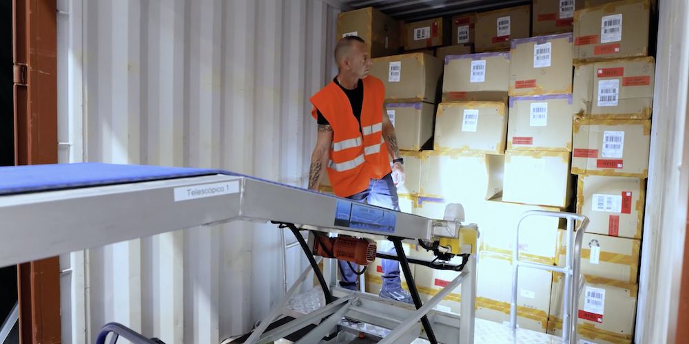 carga descarga paquetes camion automatico carga descarga paquetes camion automatico