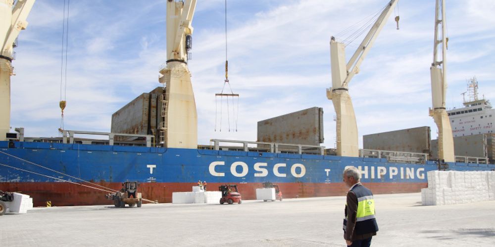 buque cosco descarga pasta papel puerto motril fuente AP motril