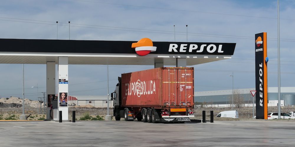 gasolinera 2 Repsol camion portacontenedores Boluda EESS illescas PCI