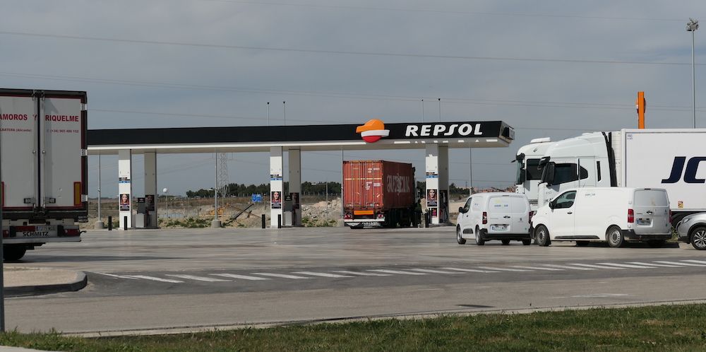 gasolinera Repsol camion portacontenedores Boluda EESS illescas PCI