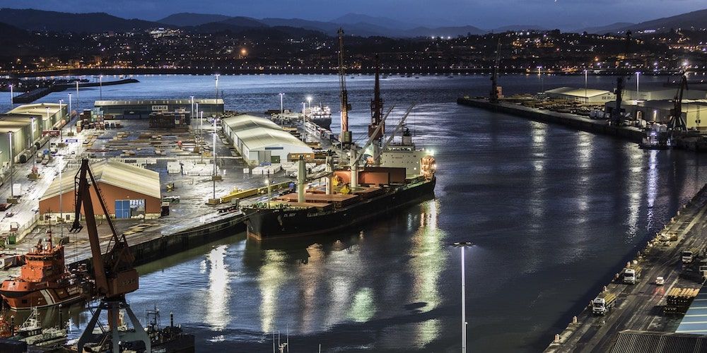 muelles puerto Bilbao nocturna