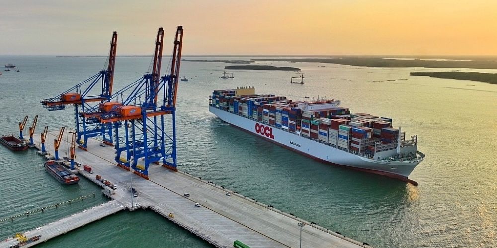 portacontenedores OOCL Spain en linea de atraque fuente Cosco