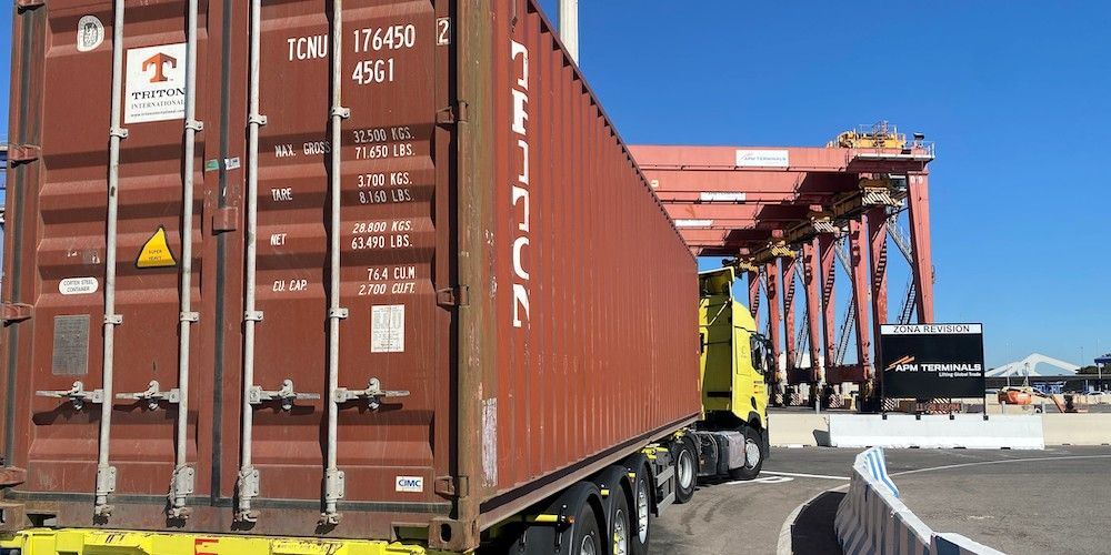 camion con contenedor en APM Terminals Valencia fuente APM