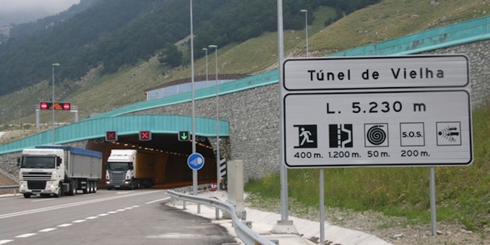 camiones saliendo del tunel de vielha camiones saliendo del tunel de vielha