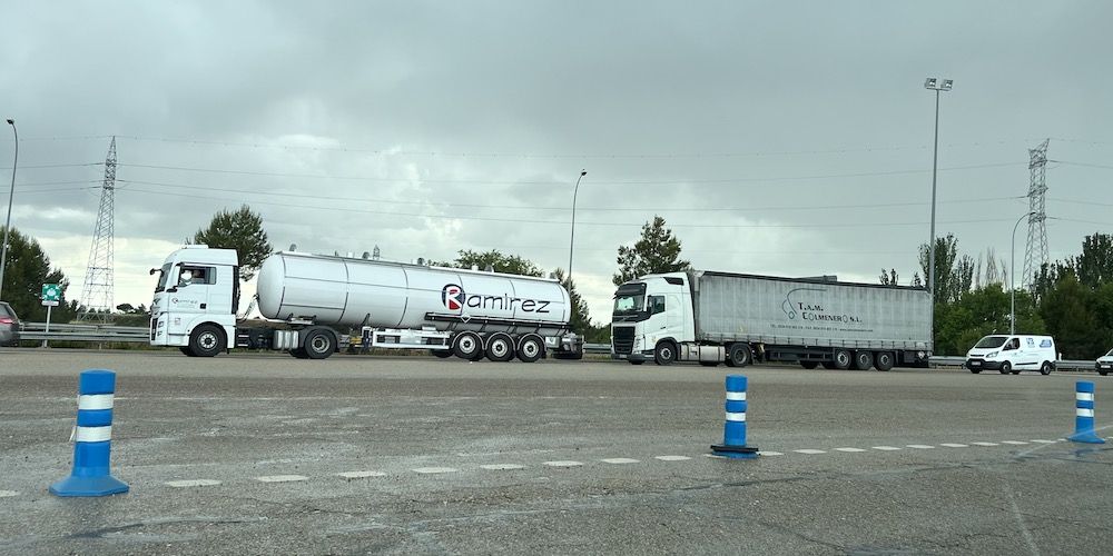 camiones cisterna lonas carretera transporte