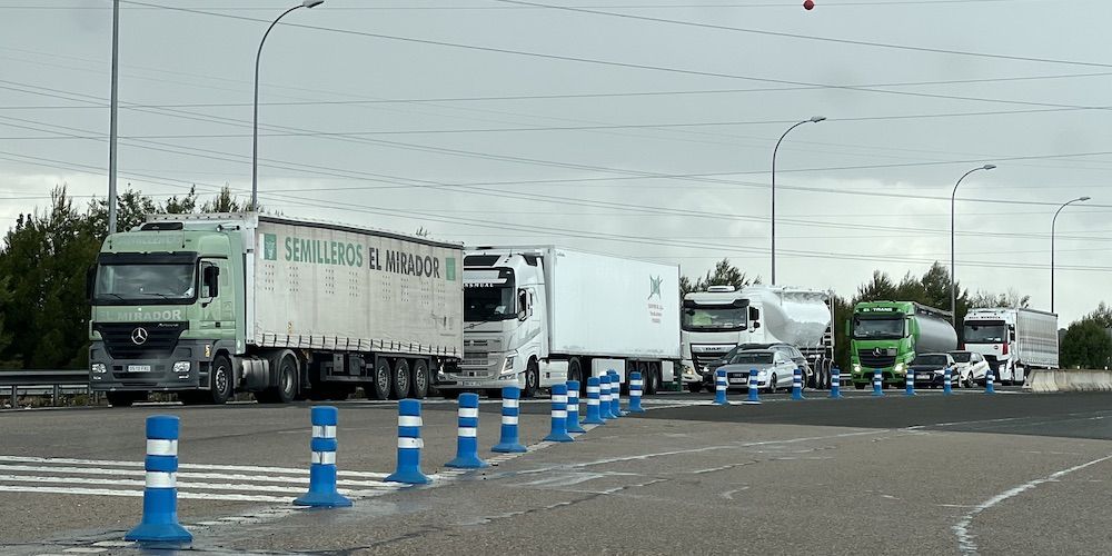 camiones esperando peaje transporte carretera