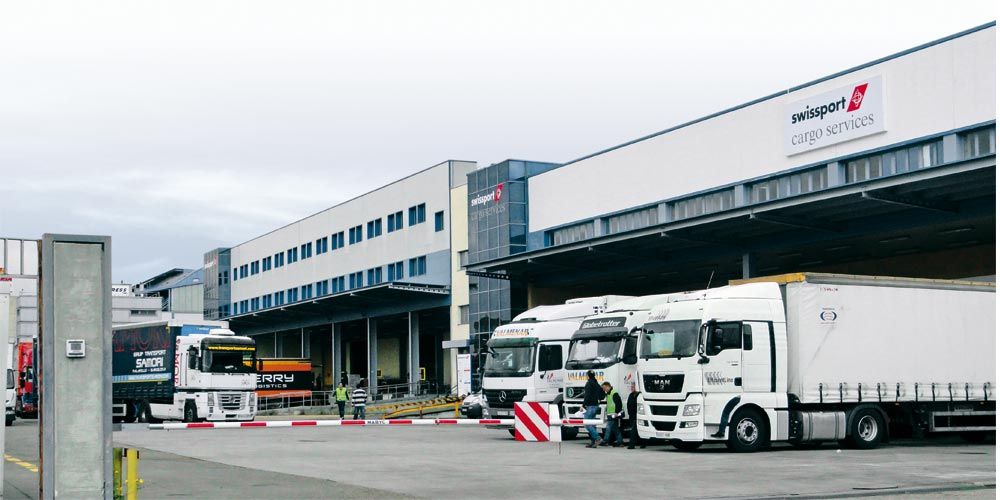 Camiones-aparcados-terminal-Swissport_2