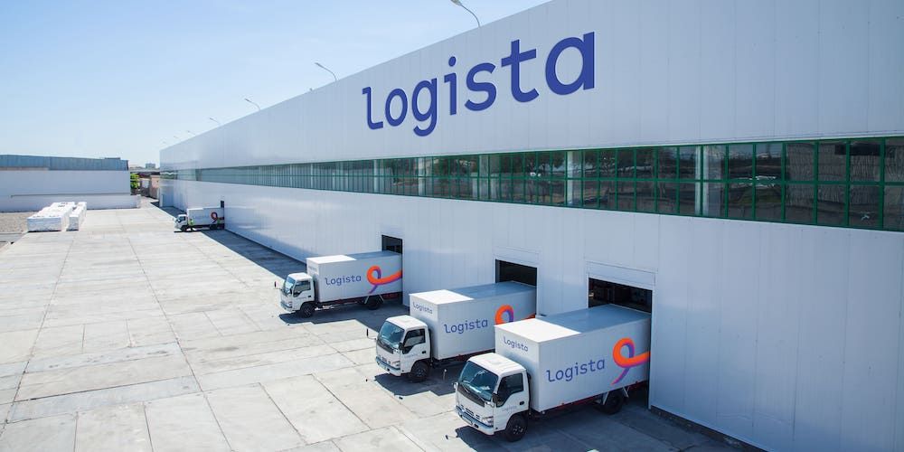 plataforma logista con vehiculos en muelles fuente logista