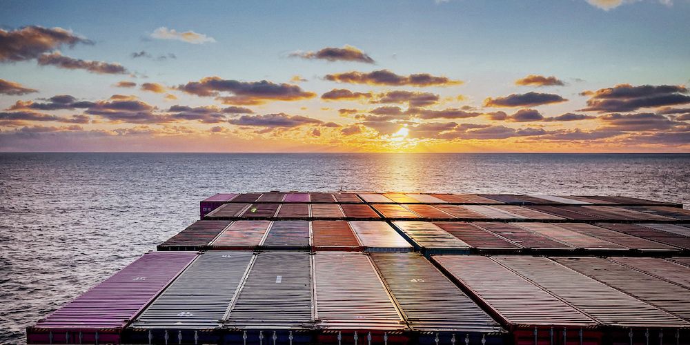 hapag lloyd desde el puente de un portacontenedores atardecer