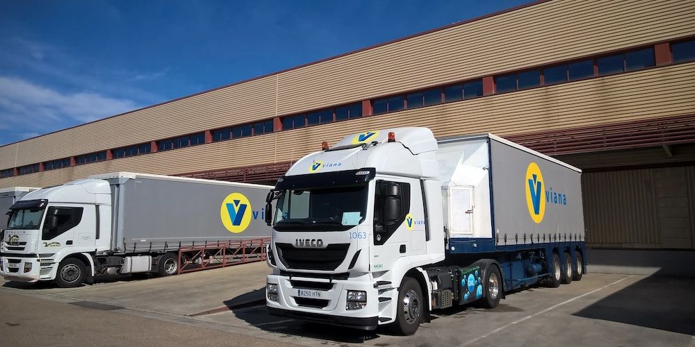 camiones transportes viana aculados en nave valladolid fuente web transportes viana
