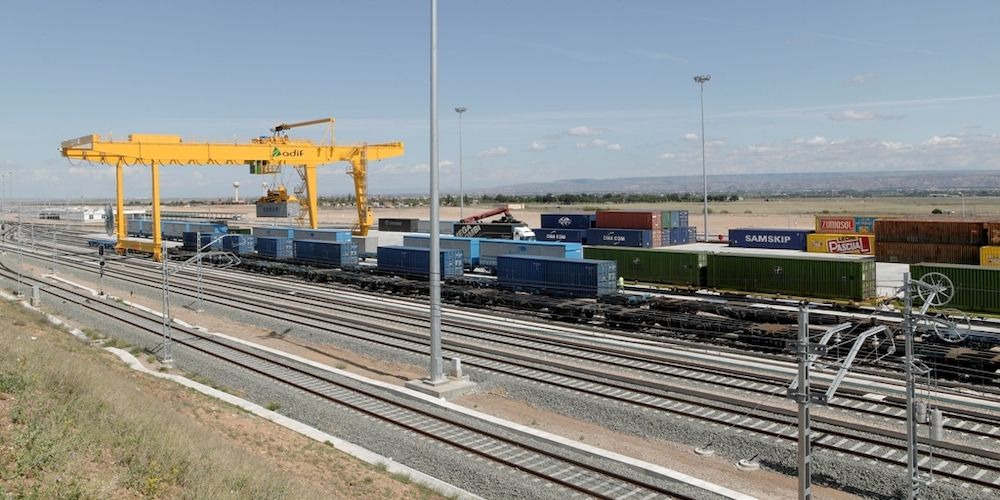 Adif terminal intermodal contenedores puente grua