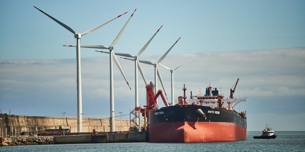 Puerto de Bilbao, petrolero y aerogeneradores en punta Lucero Puerto de Bilbao, petrolero y aerogeneradores en punta Lucero