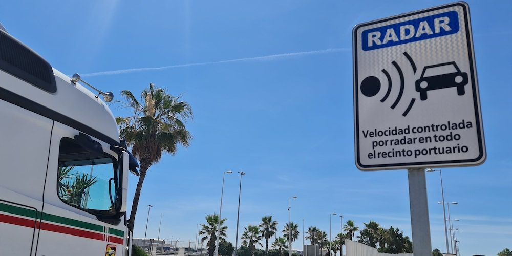 camion en puerto algeciras con senal radar