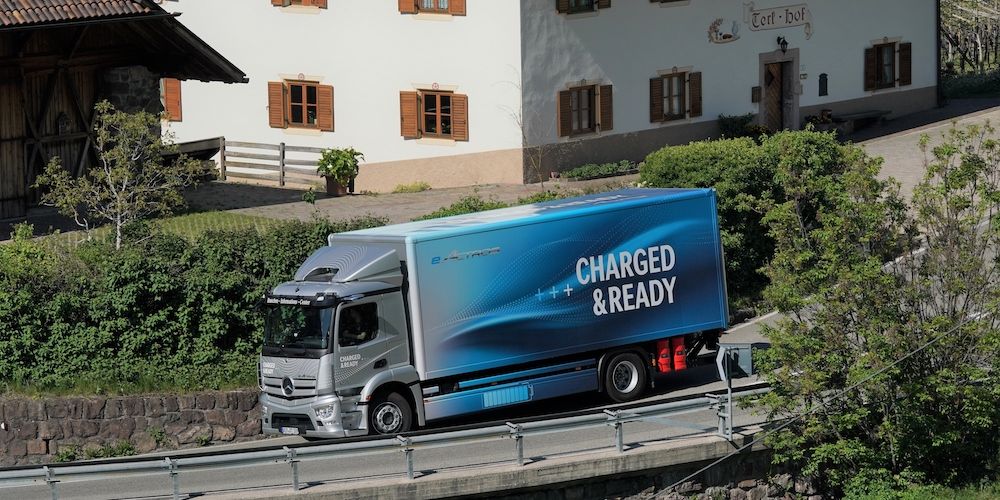 eActros- JOURN.e erfolgreich beendet: E-Lkw mit Stern kehren nach über 5.000 Kilometer ins Werk Wörth zurückeActros JOURN.e successfully completed: E-trucks bearing the three-pointed star return to the Wörth plant after more than 5,000 kilometers