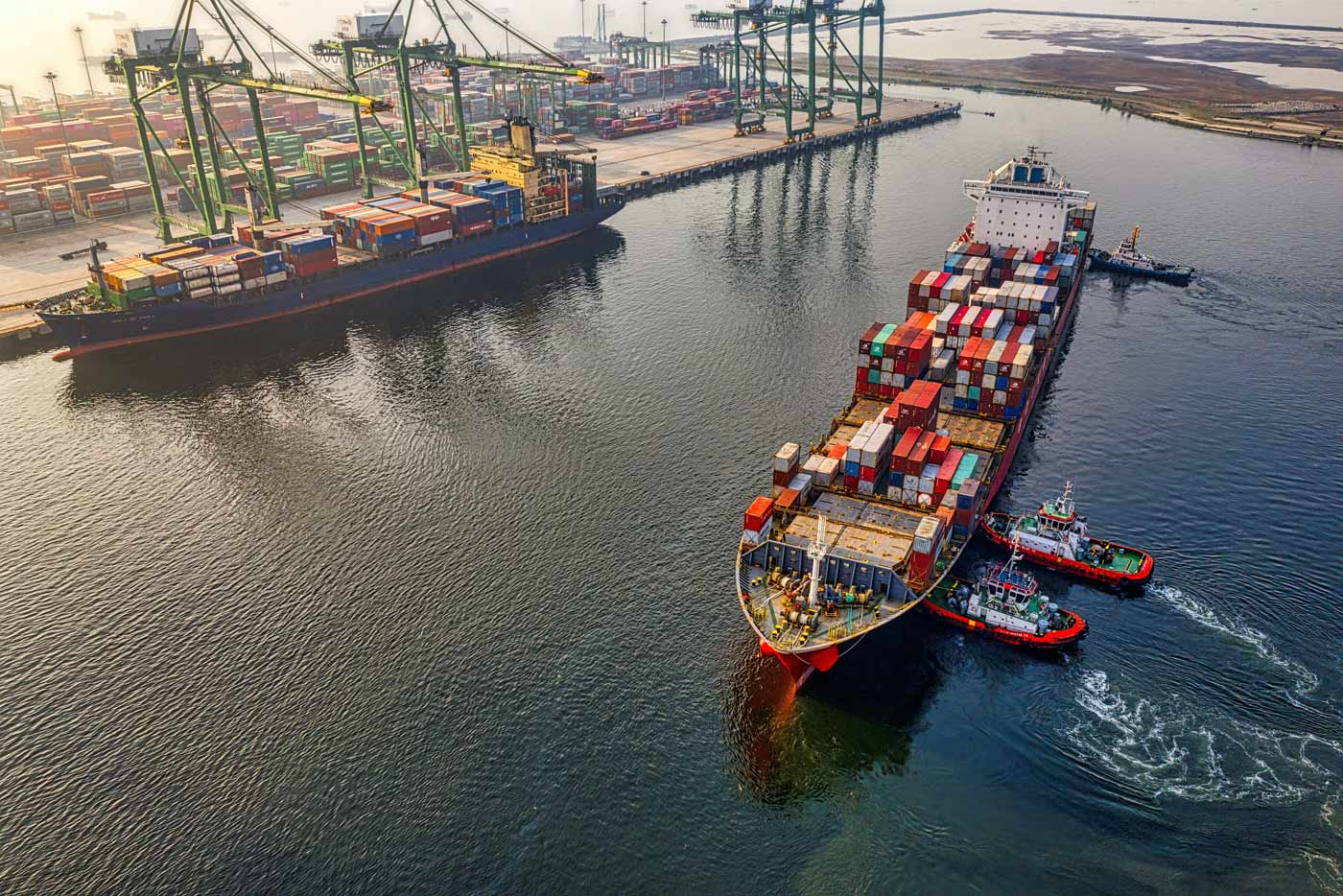 portacontenedores maniobra estiba con remolcadores en puerto flota ociosa