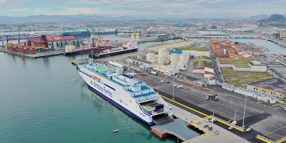 buque de Brittany Ferries en el puerto de Santander