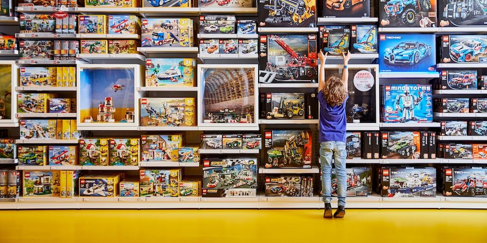 estantes con juguetes lego fuente web lego