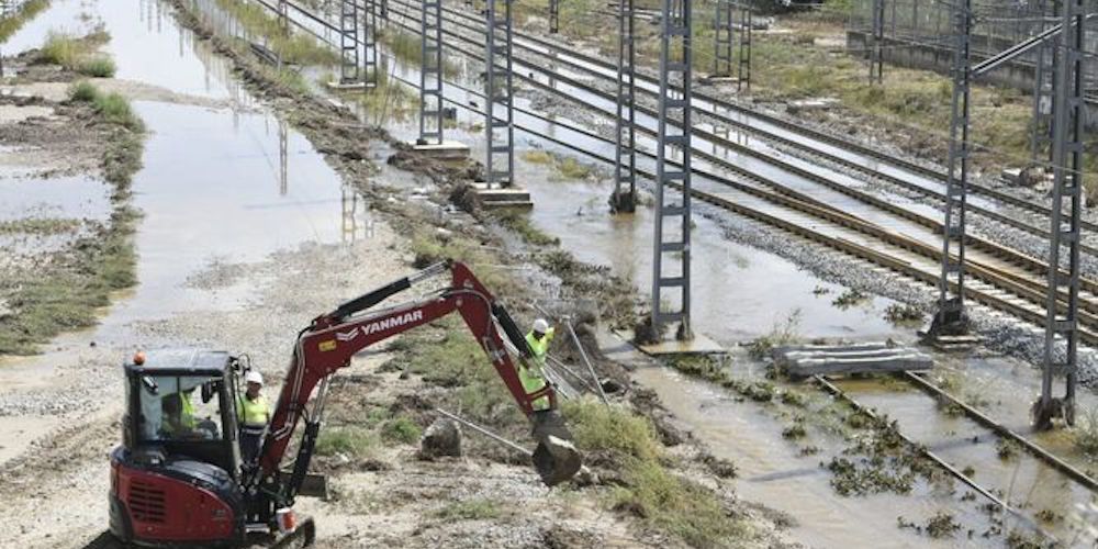 vias anegadas por la dana en la linea ferroviaria madrid san juan