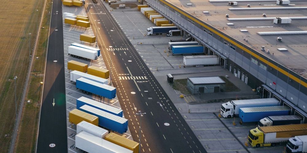 campa nave logistica con camiones en muelles fuente CBRE empresas transporte activas