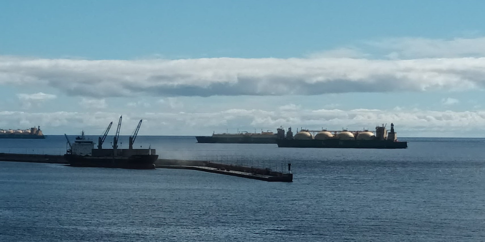 graneleros GNL atracados en el puerto de tenerife