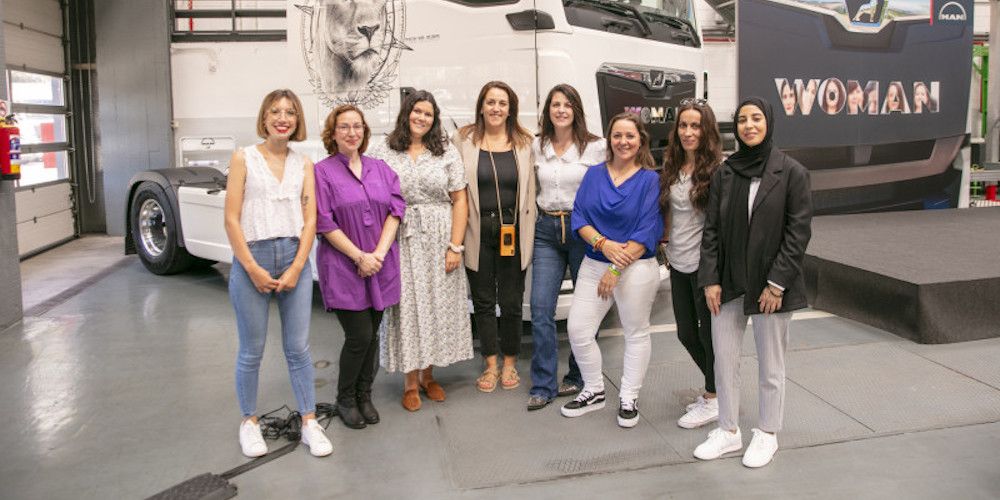 tercera edicion del programa de becas WoMAN