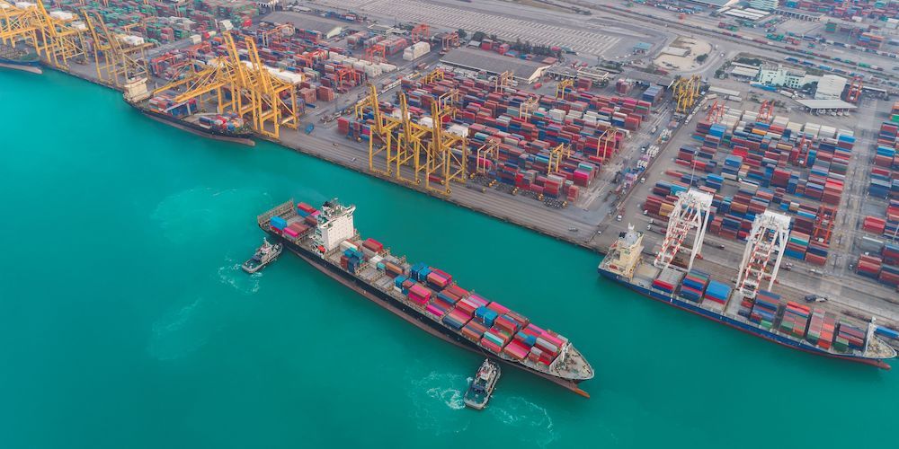 portacontenedores atracando en terminal