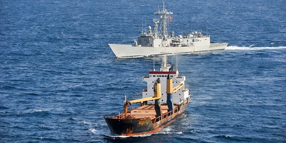buque militar vigilando granelero