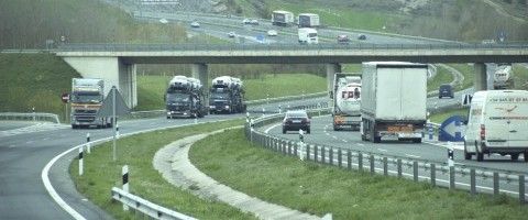 Transporte por carretera en Navarra en la A-1 a su paso por Alsasua