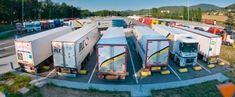 camiones frigorificos en un aparcamiento de carretera