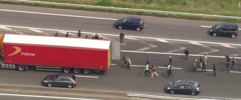 Inmigrantes ilegales intentan atravesar el Canal de la Mancha a bordo de un camión.