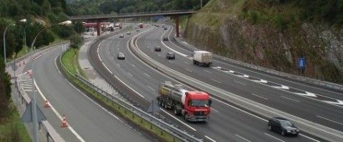 Circulación de camiones en autopista de peaje en Navarra