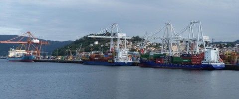 Operativa de carga de contenedores en la terminal Termavi del puerto de Vigo