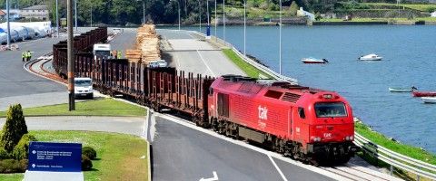 Tren de Takargo en el puerto de Ferrol