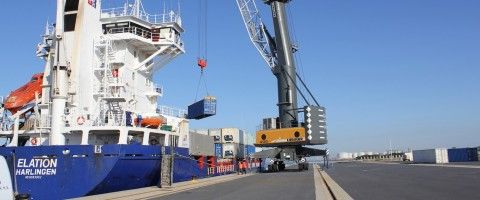 Carga de contenedores en el puerto de Huelva