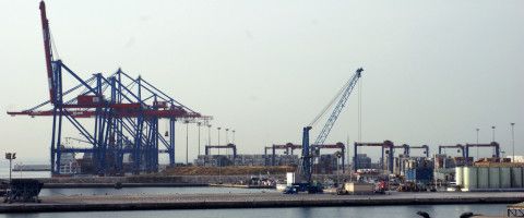 El puerto de Málaga reducirá las tasas a buques y mercancías.