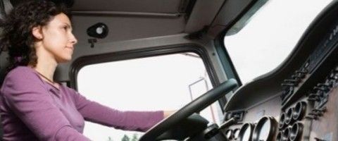 Mujer conductora de camion