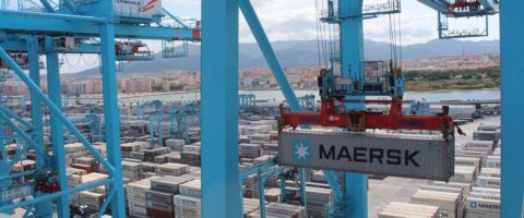 estiba contenedor Maersk en APM Terminals