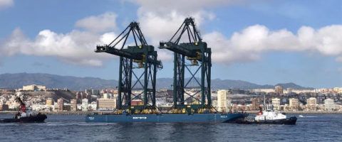 Llegada de las dos grúas a la terminal de Gesport en el puerto de Las Palmas.