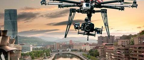 Un dron sobrevolando la ría de Bilbao.