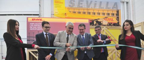 Corte protocolario de la cinta en la inauguración de la ampliación de las instalaciones de DHL Express en el aeropuerto de Sevilla